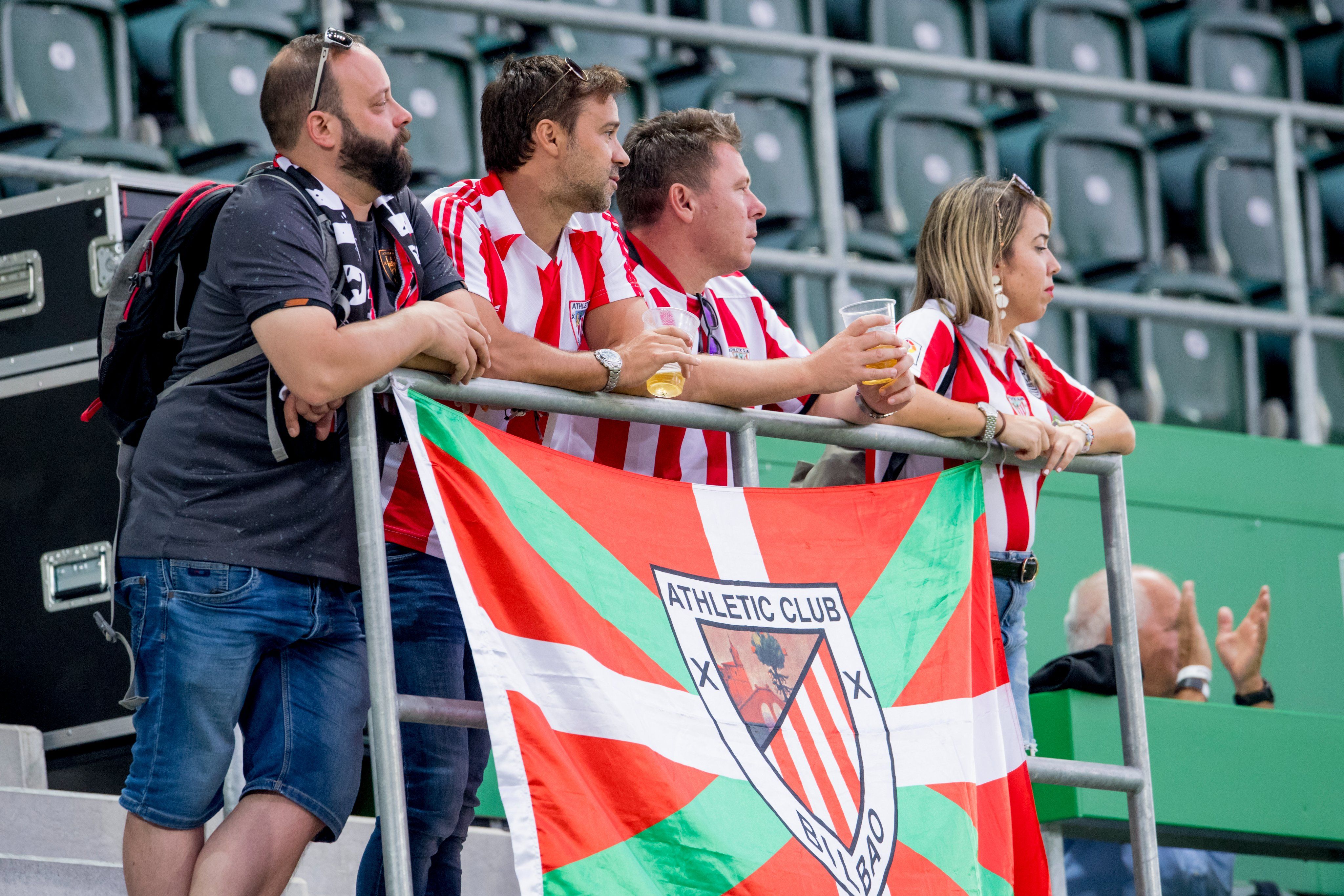  Aficionados rojiblancos siguen en la grada el amistoso ante el Borussia de Dortmund.