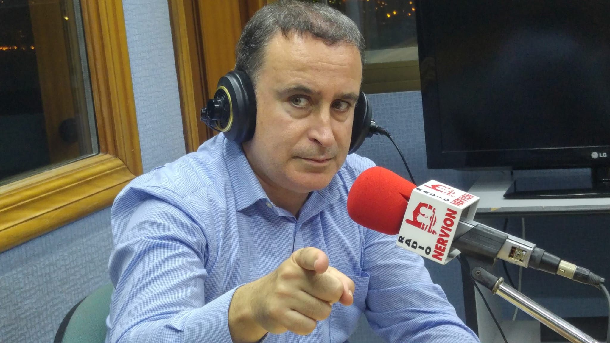  Al micro Miguel Ángel Puente, escritor y periodista de Radio Nervión.