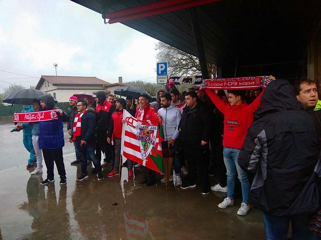  El autobús del Athletic Club acompañado en su salida, antes de la pandemia COVID, al aeropuerto de Loiu.