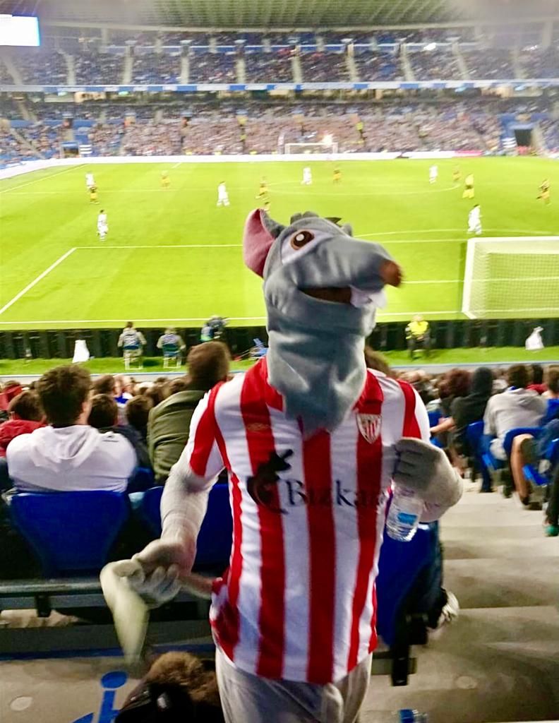 De esta guisa se paseaba un sujeto por la grada del Reale Arena para faltar a Iñigo Martínez.