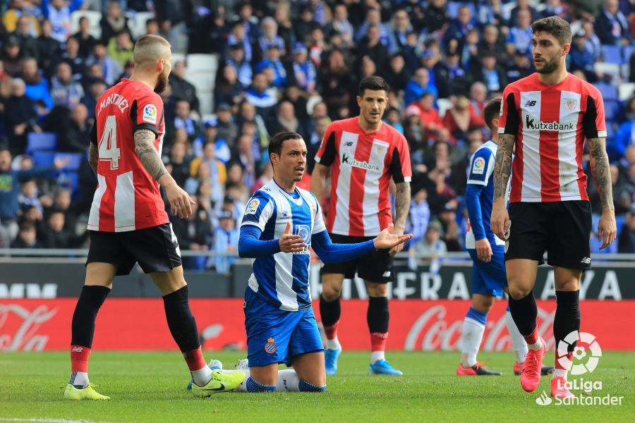  Yuri Berchiche, Iñigo Martínez y Unai Núñez rodean a Raúl de Tomás.
