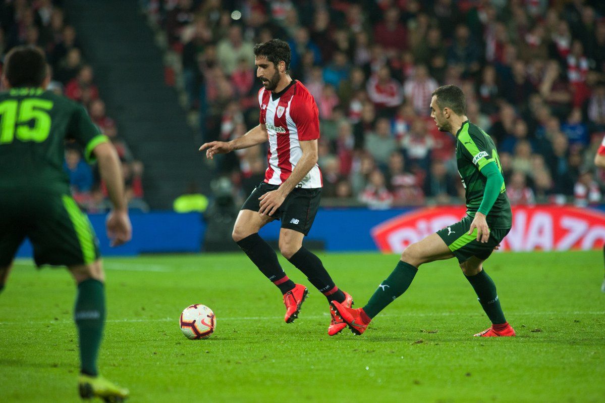 Raúl García rodeado de jugadores del Eibar