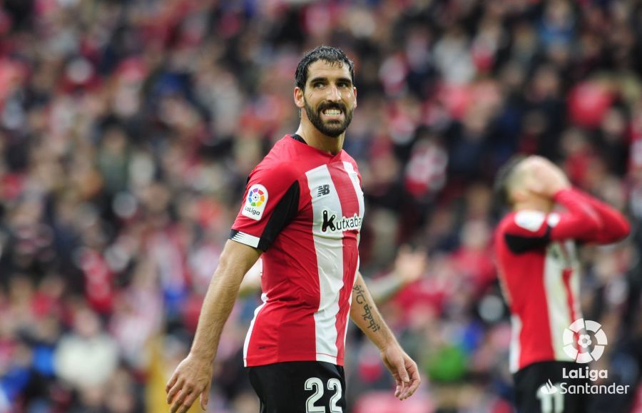 Raúl García se lamenta tras una ocasión.