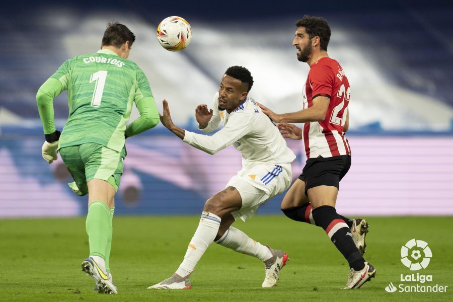  Raúl García, ante el Real Madrid en el Bernabéu.