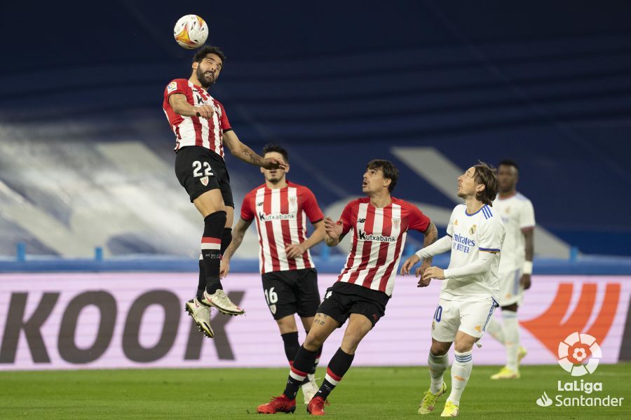  Vuelo de Raúl García ante el Real Madrid en el Bernabéu.