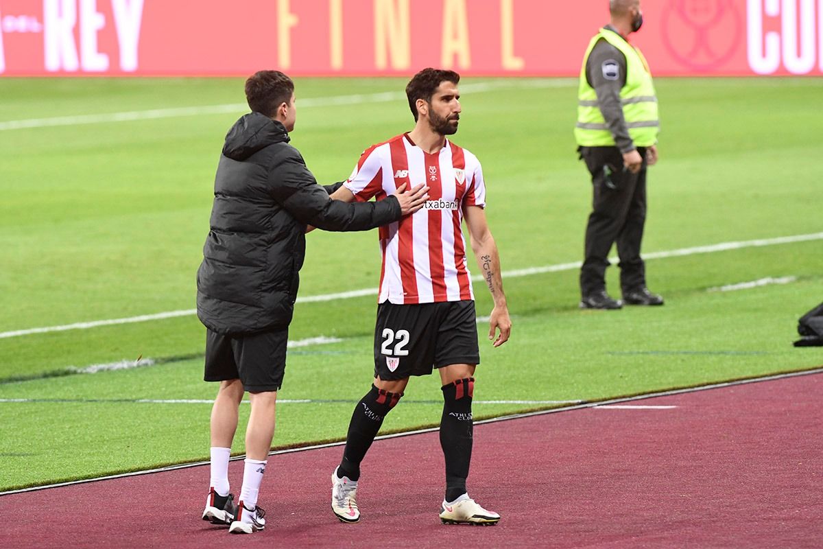 Raúl García, consolado tras la derrota del Athletic Club ante la Real en la final de Copa.