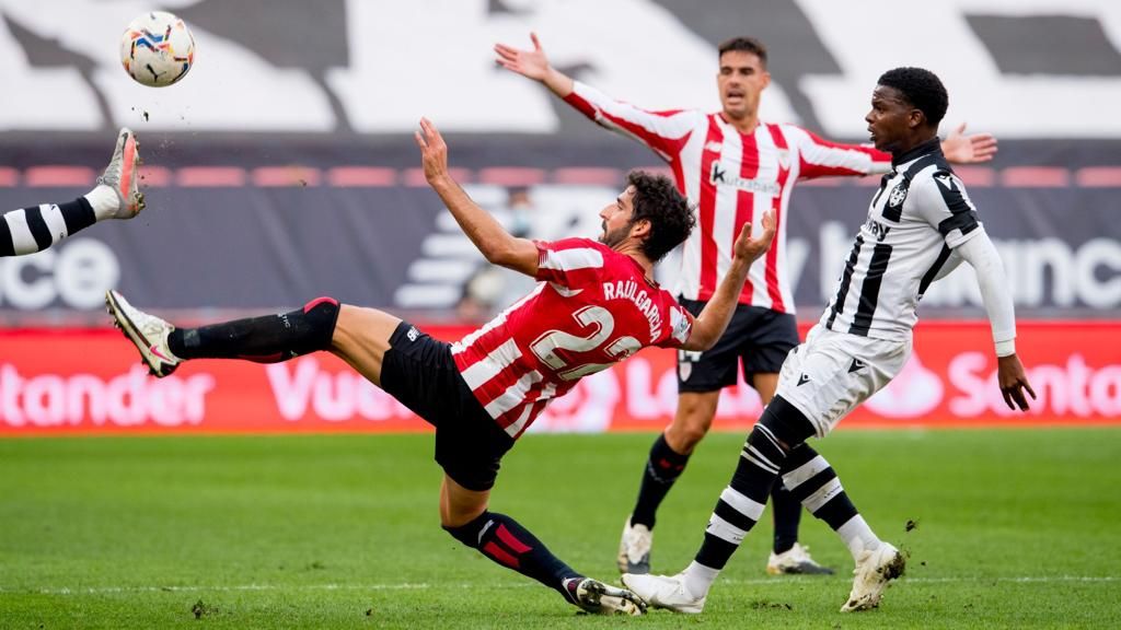 Raúl García, durante el partido ante el Levante.