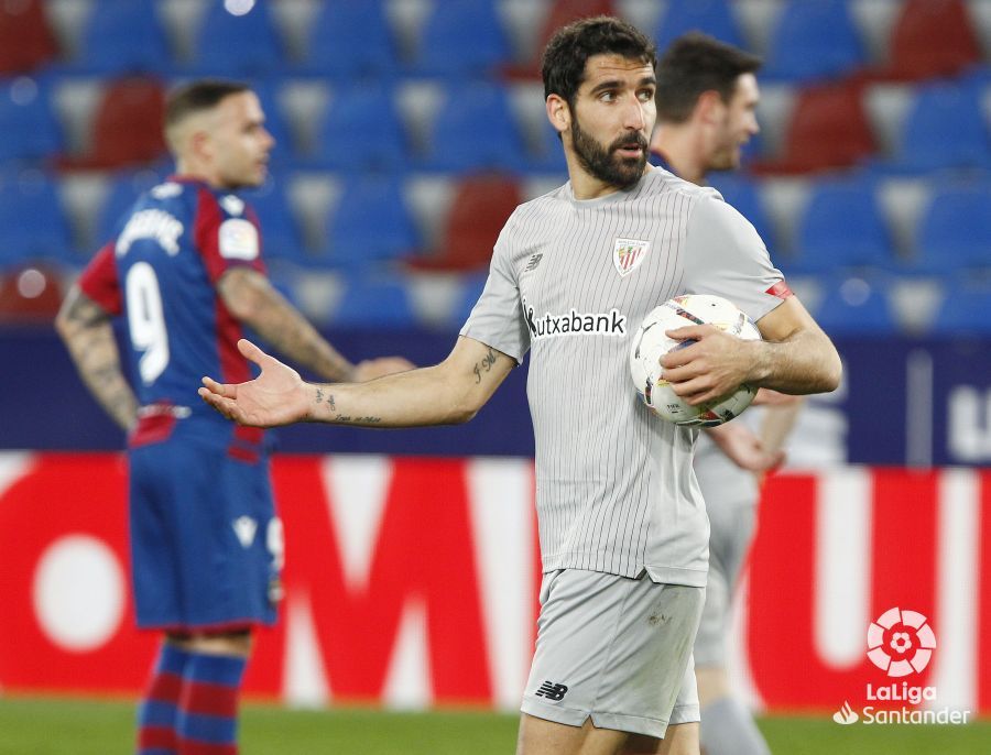  Raúl García, durante el partido liguero ante el Levante con el llamado 'pijama gris'.