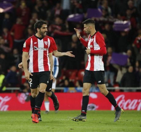 Raúl García celebra con Kenan Kodro tras marcar ante el Espanyol.
