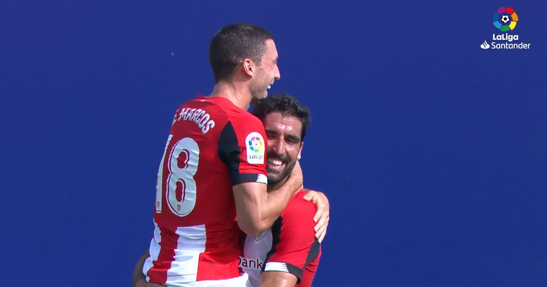  Oscar De Marcos celebra un gol de Raúl García al Levante. 