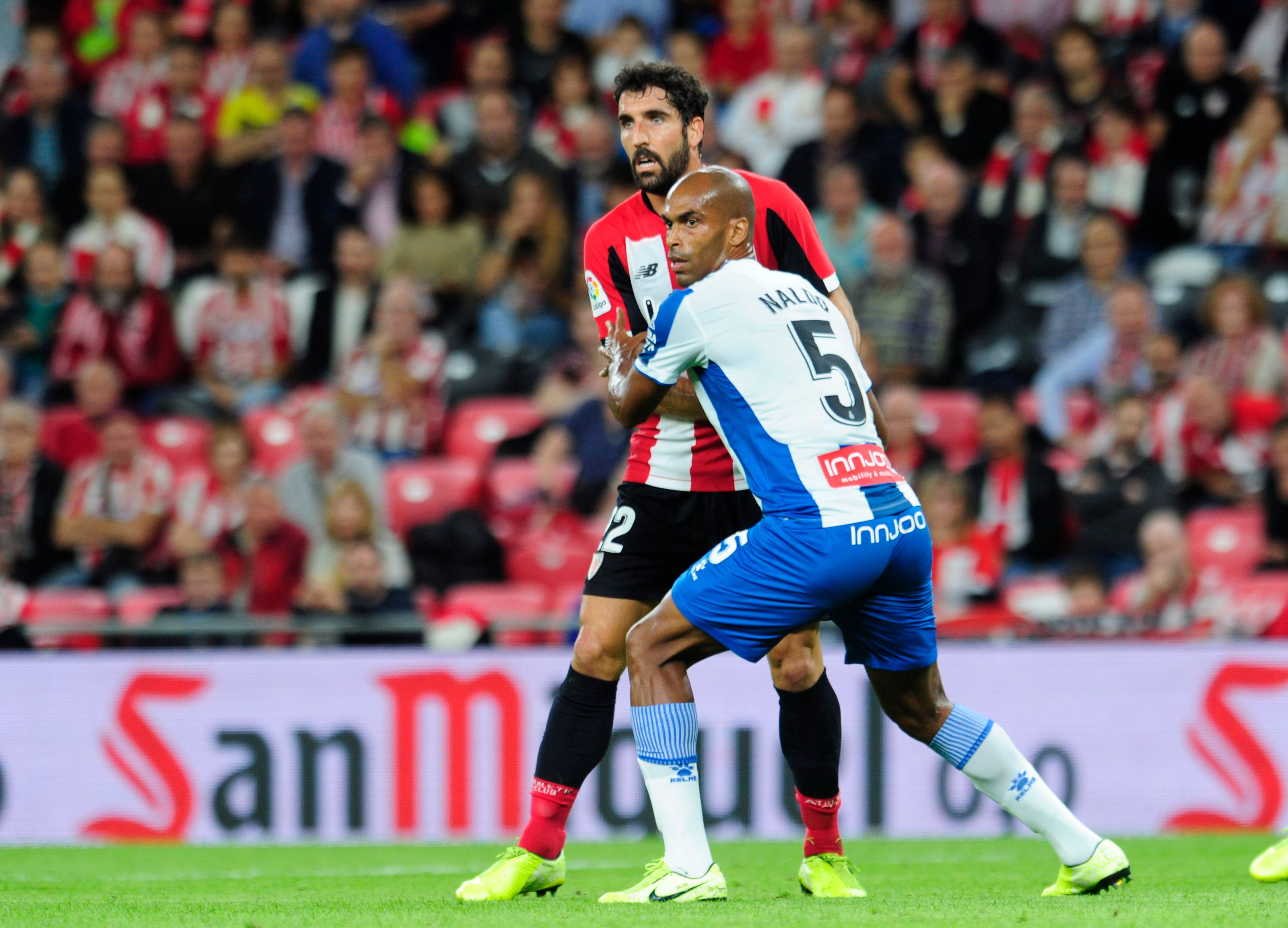  Naldo sujeta a Raúl García durante el Athletic-Espanyol.