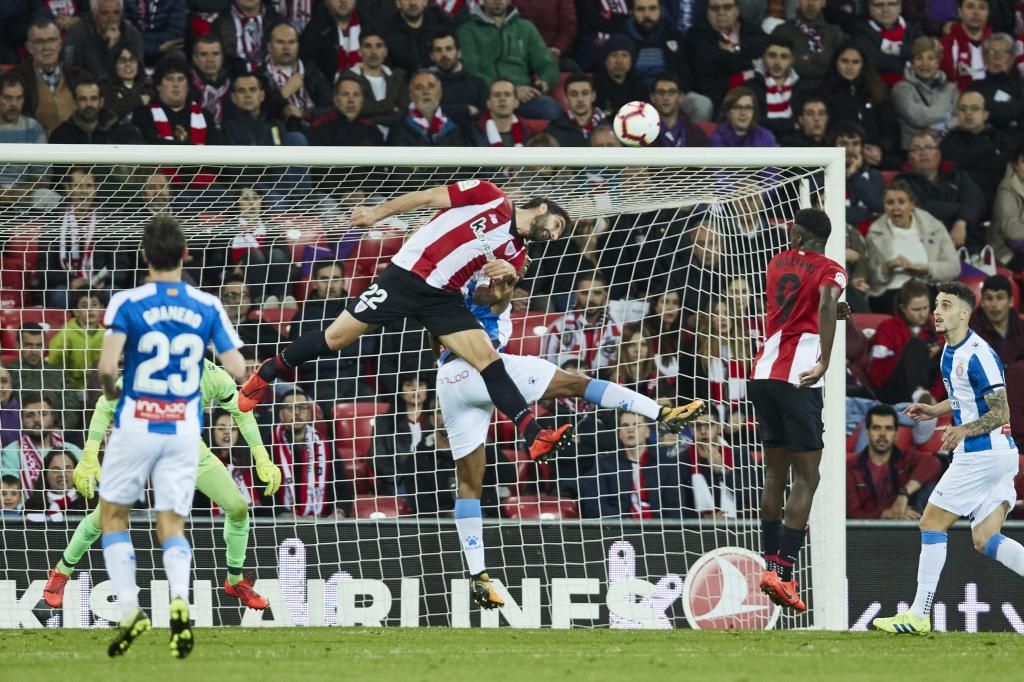 Raúl García cabecea un balón en el encuentro ante el Espanyol en San Mamés