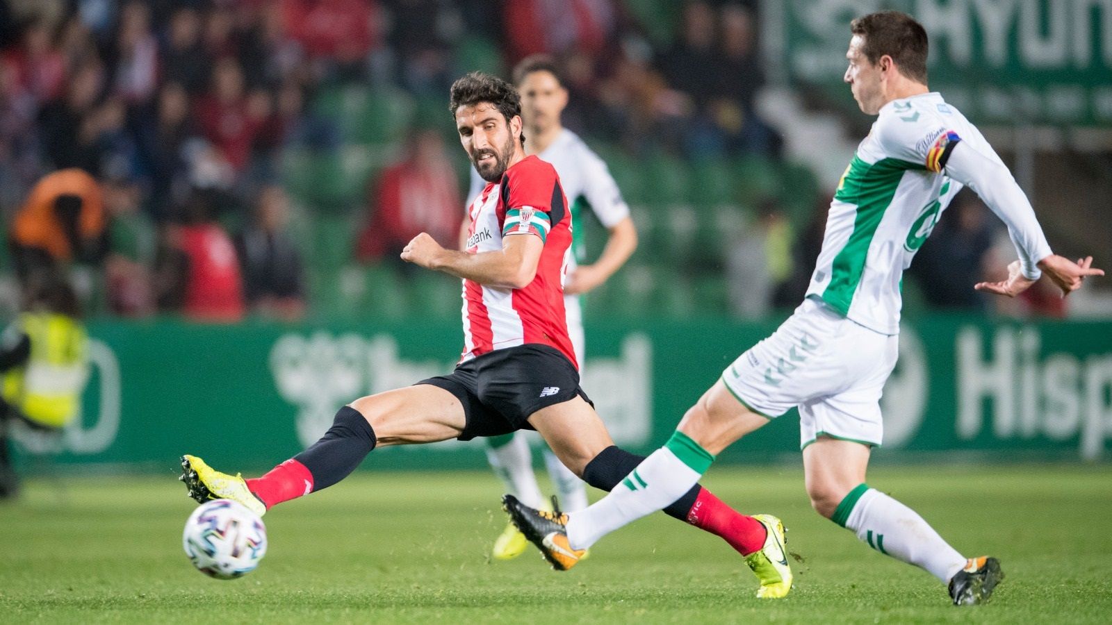Raúl García en un partido de Copa ante el Elche CF.