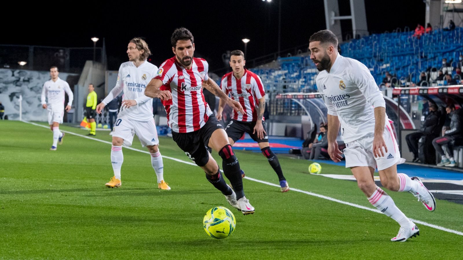 Raúl García presiona a Dani Carvajal.