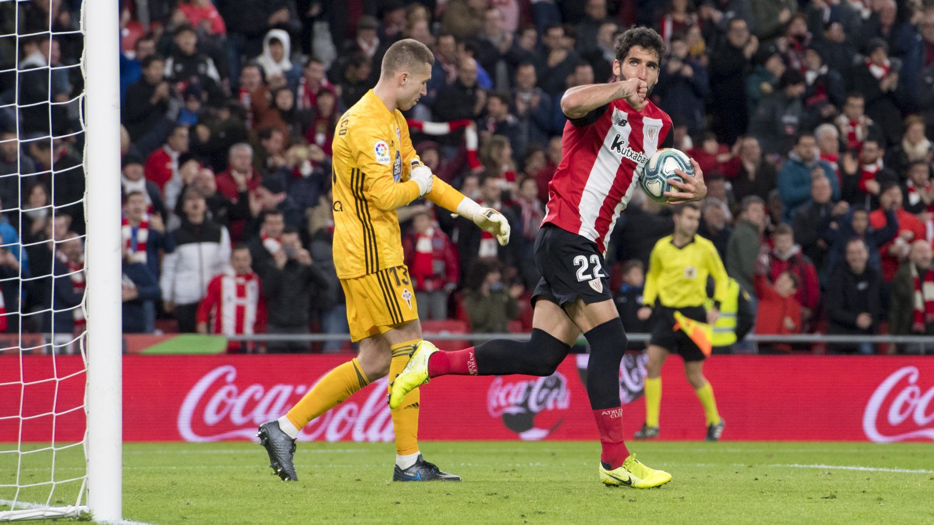  Raúl García celebra su gol de penalti ante Rubén Blanco.