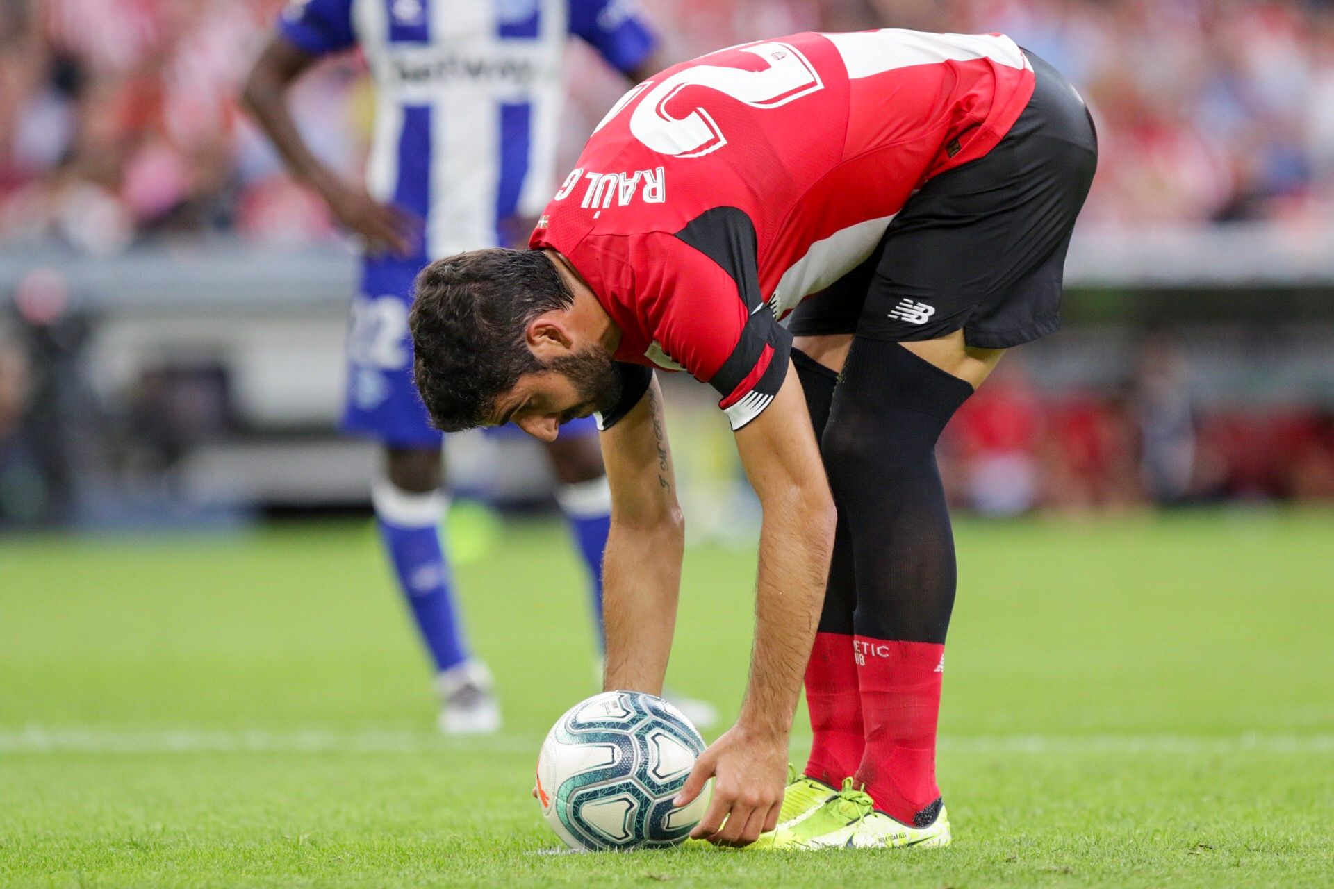  Raúl García coloca el balón en el punto de penalti.