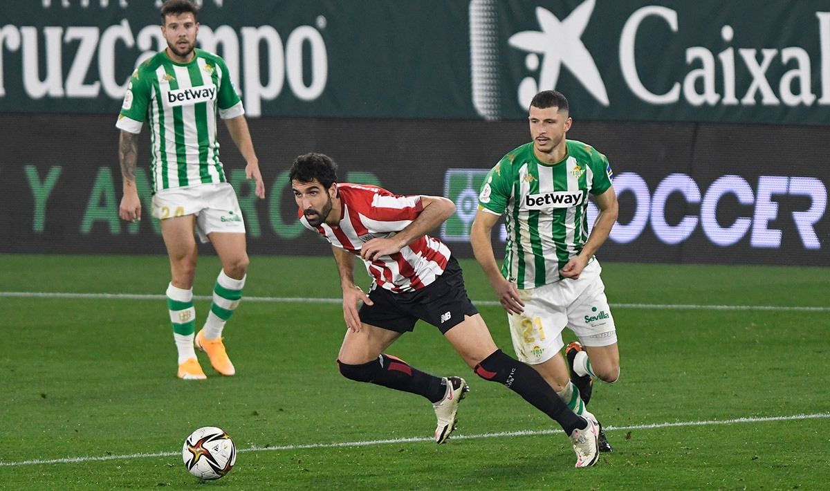  Raúl García progresa con el balón en el Betis-Athletic Club.