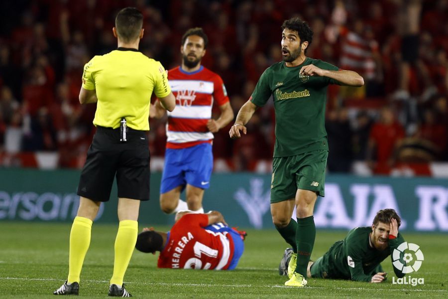  Raúl García protesta a Del Cerro Grande con Iker Muniain tendido en el césped.