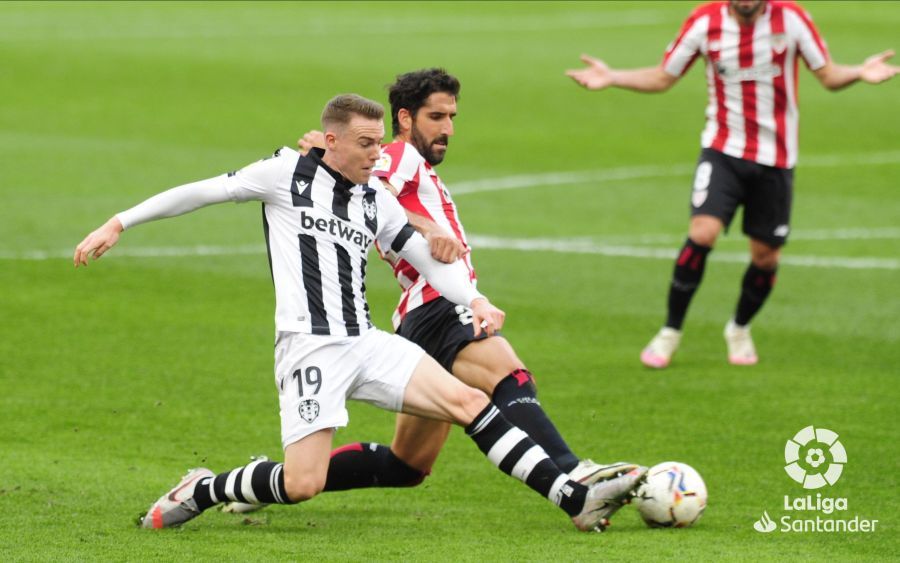  Raúl García pugna con Carlos Clerc en el Athletic-Levante.