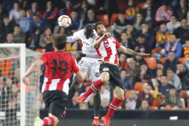 Raúl García pugna por un balón aéreo con Diakhaby.
