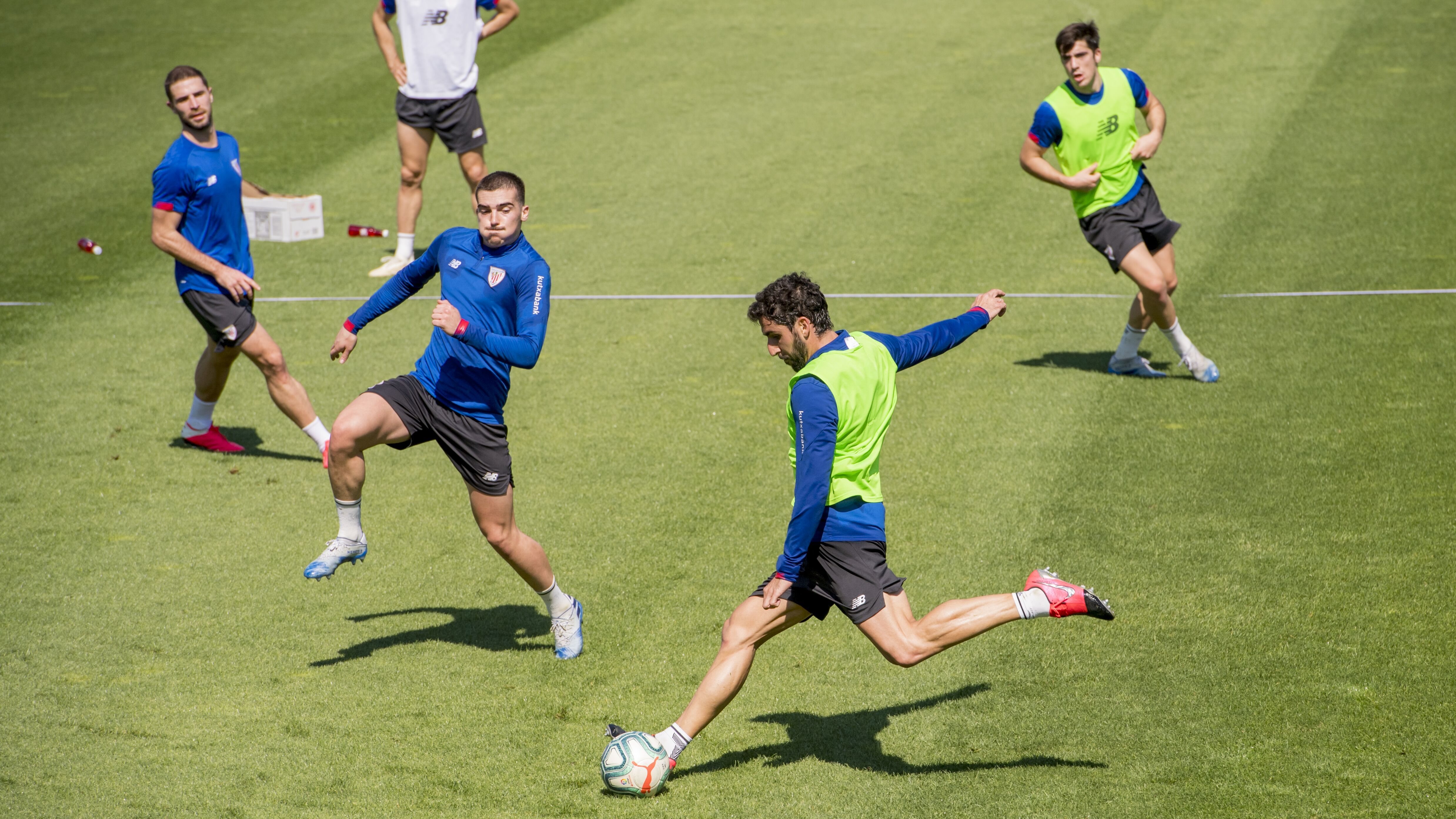 El navarro Raúl García ejercita el disparo en Lezama.