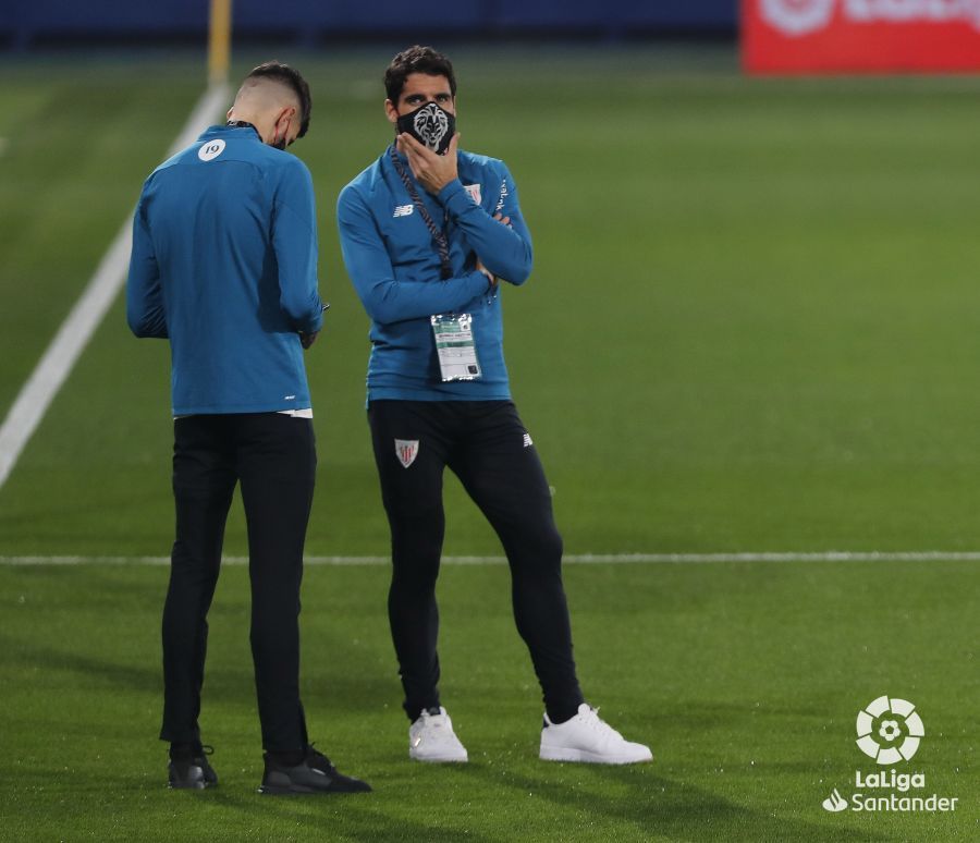  Gesto serio de Raúl García, también hoy suplente en Villarreal.