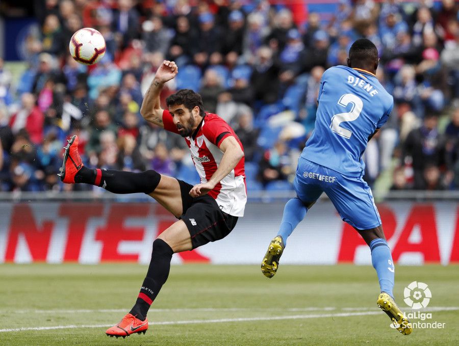  Raúl García en una de sus acrobacias este domingo en Getafe.