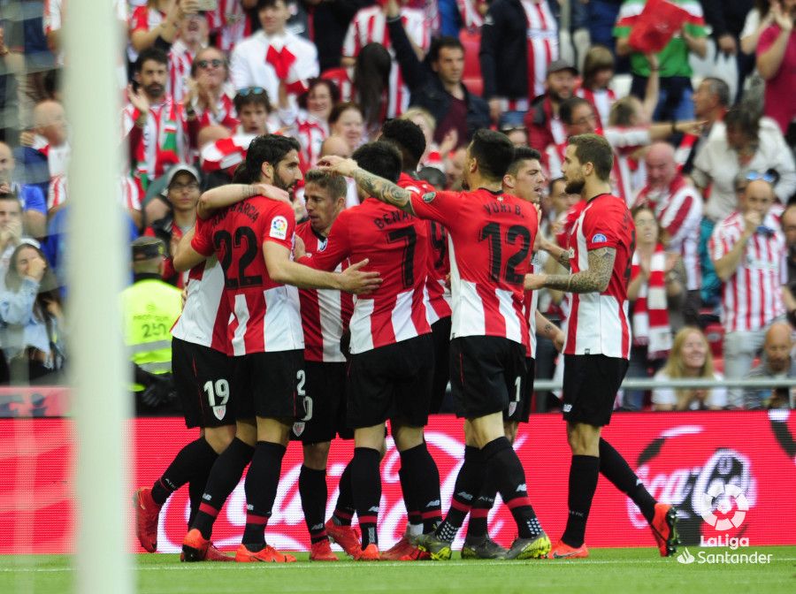  Los leones celebran uno de los goles de Raúl García en San Mamés.
