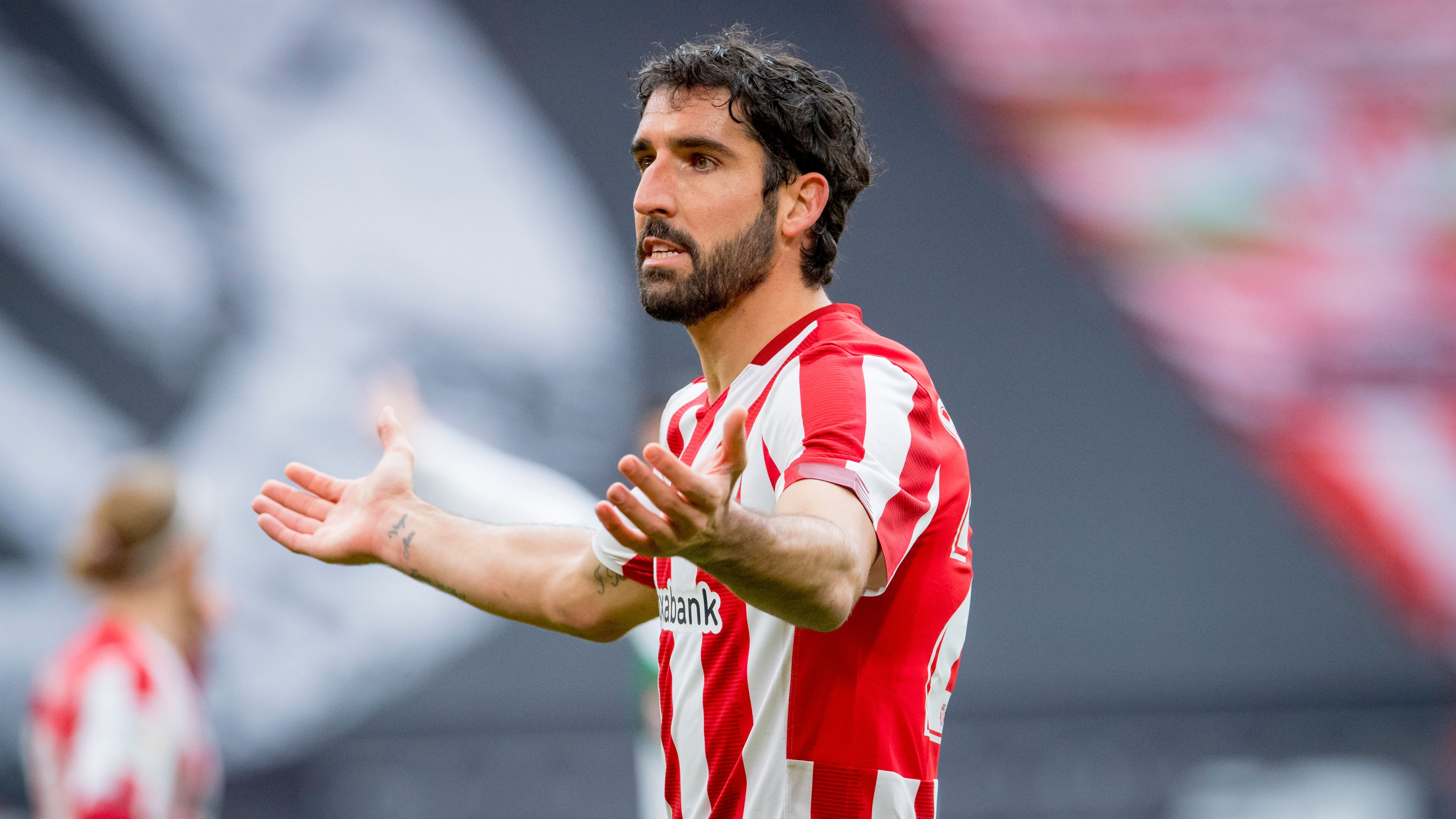 El navarro Raúl García protesta en el partido de este domingo en San Mamés.