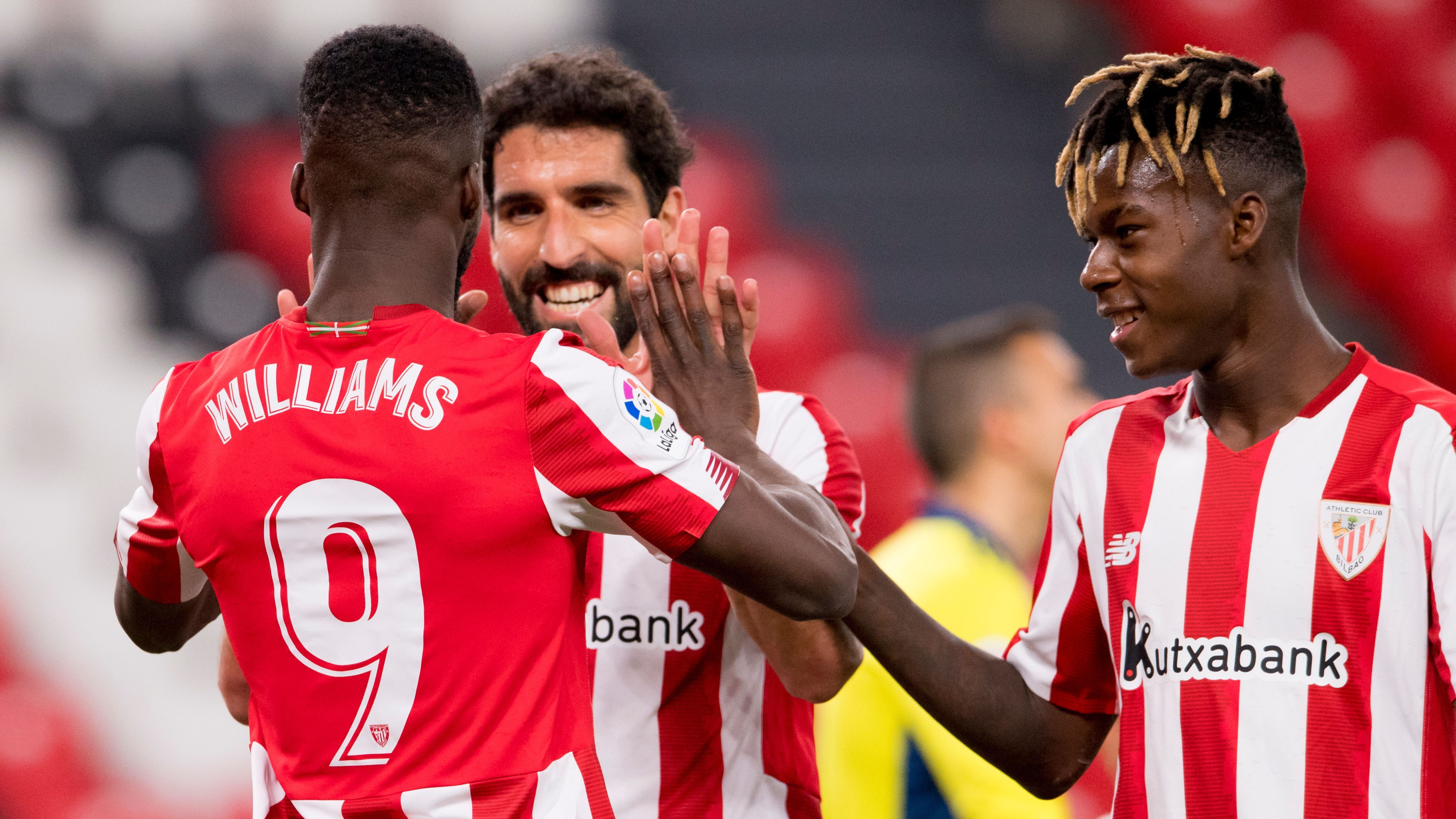  Los hermanos Williams felicitan a a Raúl García por su gol en San Mamés.