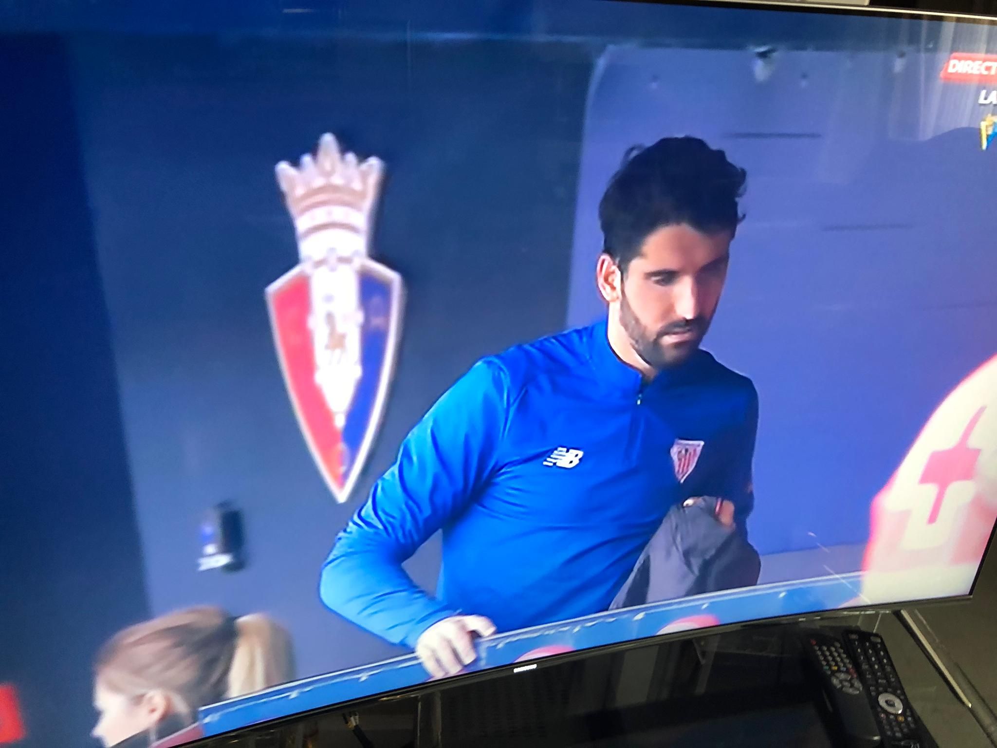  Un dolorido Raúl García se retira lesionado a el palco de El Sadar este domingo.