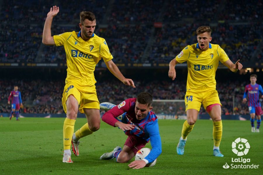  Raúl Parra presiona a Ferran Torres durante el Barça-Cádiz.