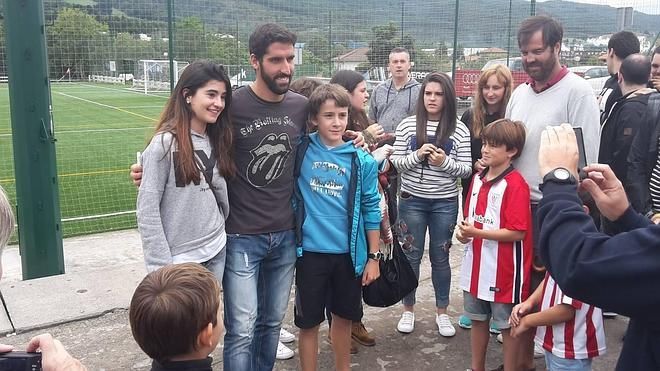 Raúl García posa con unos aficionados.