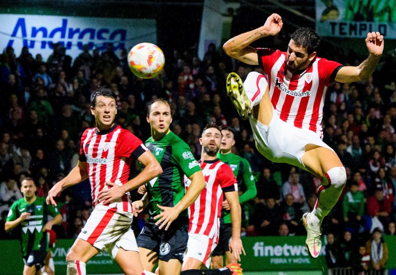  Remate de Raúl García en el primer gol del Athletic al Sestao River.