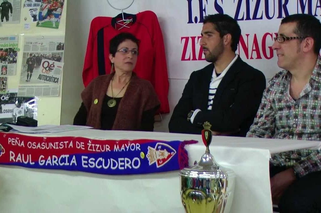 Raúl García en una visita a la peña de su localidad natal, Zizur Mayor.