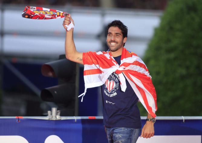 Raúl García celebra un título con el Atlético de Madrid.