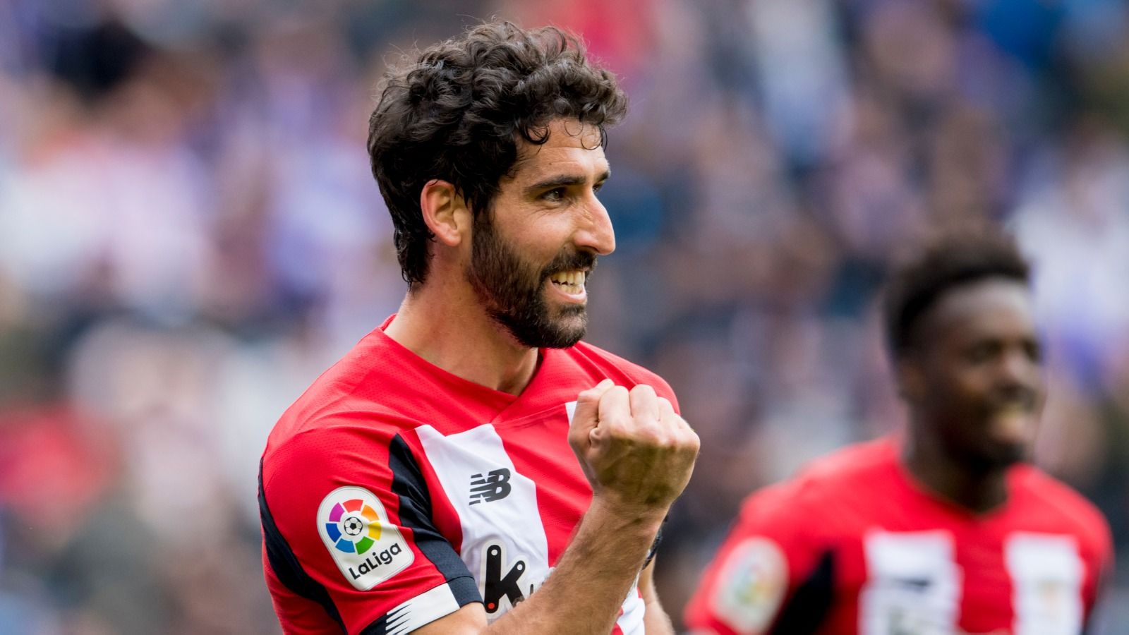 Raúl García celebra su gol de cabeza al Real Valladolid.