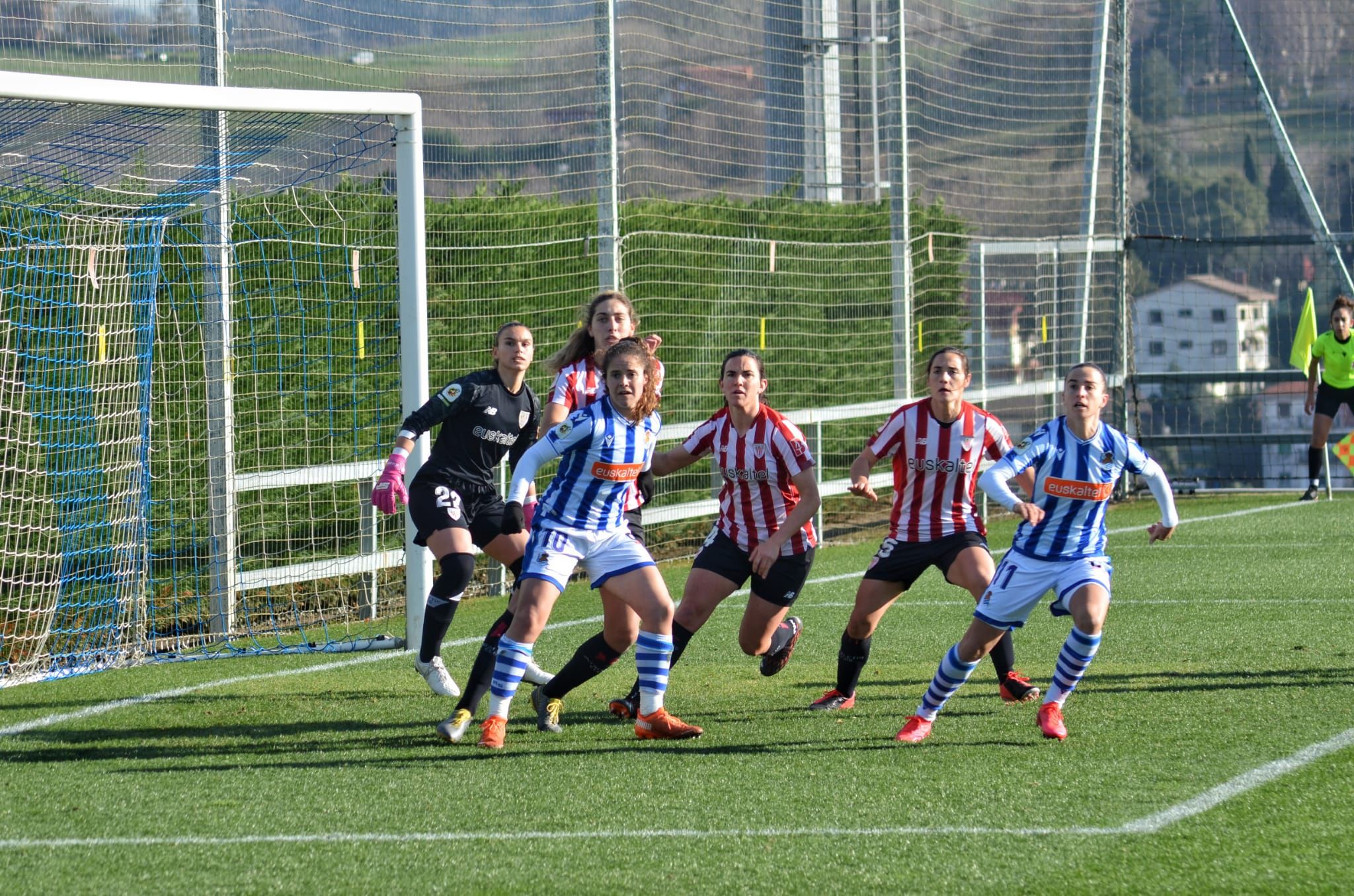  Lance del derbi femenino entre la Real Sociedad y el Athletic Club de Bilbao.