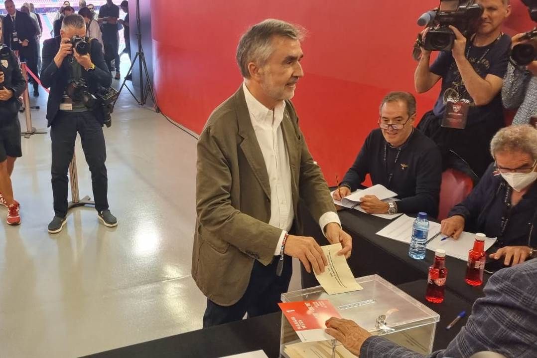 El candidato a presidente del Athletic Club Iñaki Arechabaleta vota en San Mamés (Foto: DMQ Bizka