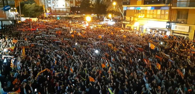  Recibimiento de la afición en el exterior de Mestalla al autobús del equipo valenciano.