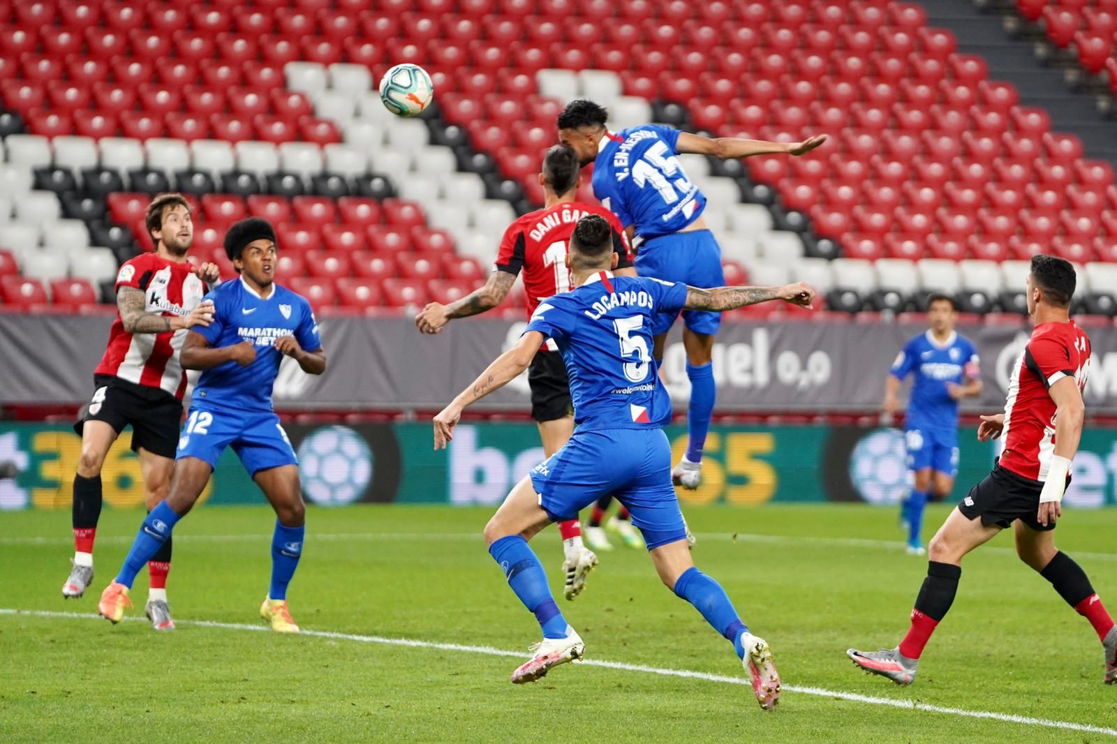 Remate de En-Nesyri que atrapaba el meta Unai Simón.