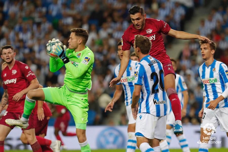 Álex Remiro en su debut con la Real ante el Alavés.