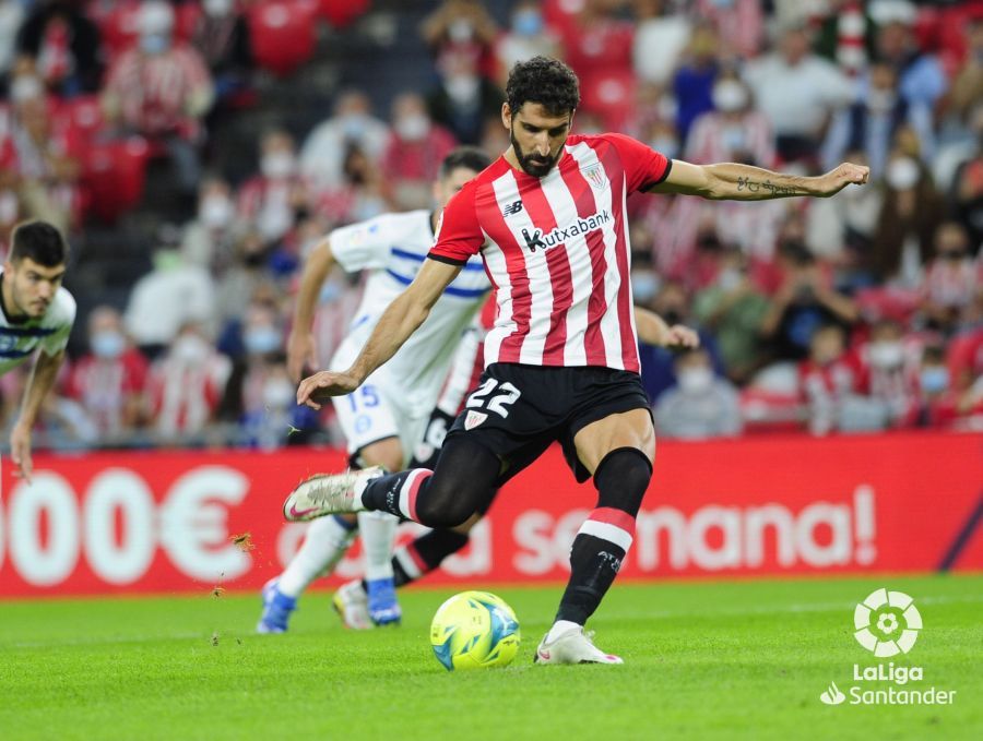  Raúl García se dispone a lanzar desde los once metros.