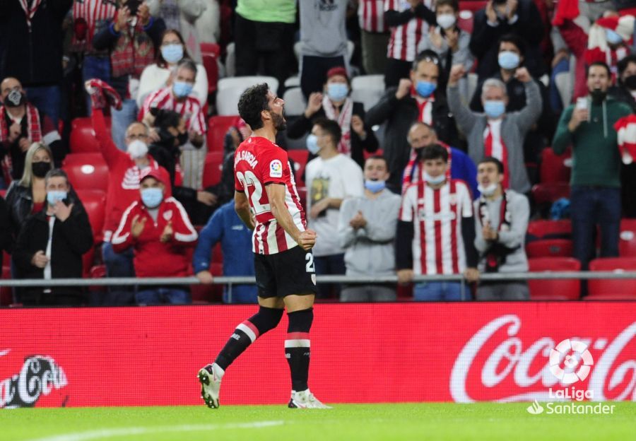  Raúl García mira a la grada tras marcar al Villarreal.