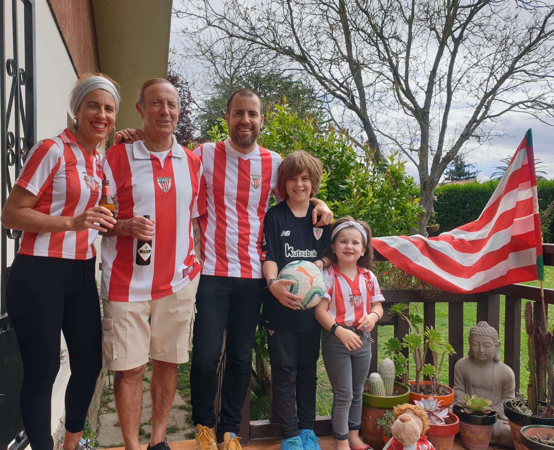  Rikardo Alonso posa con la familia durante la cuarentena, en Gamiz.