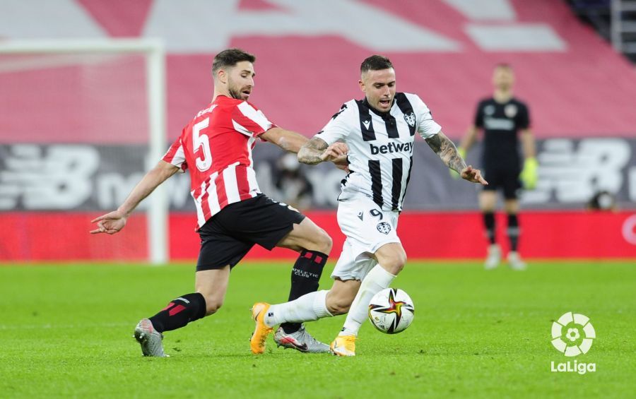  Roger se deshace de Yeray en la ida jugada en San Mamés.