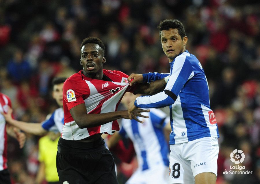 Rosales agarra a Iñaki Williams.