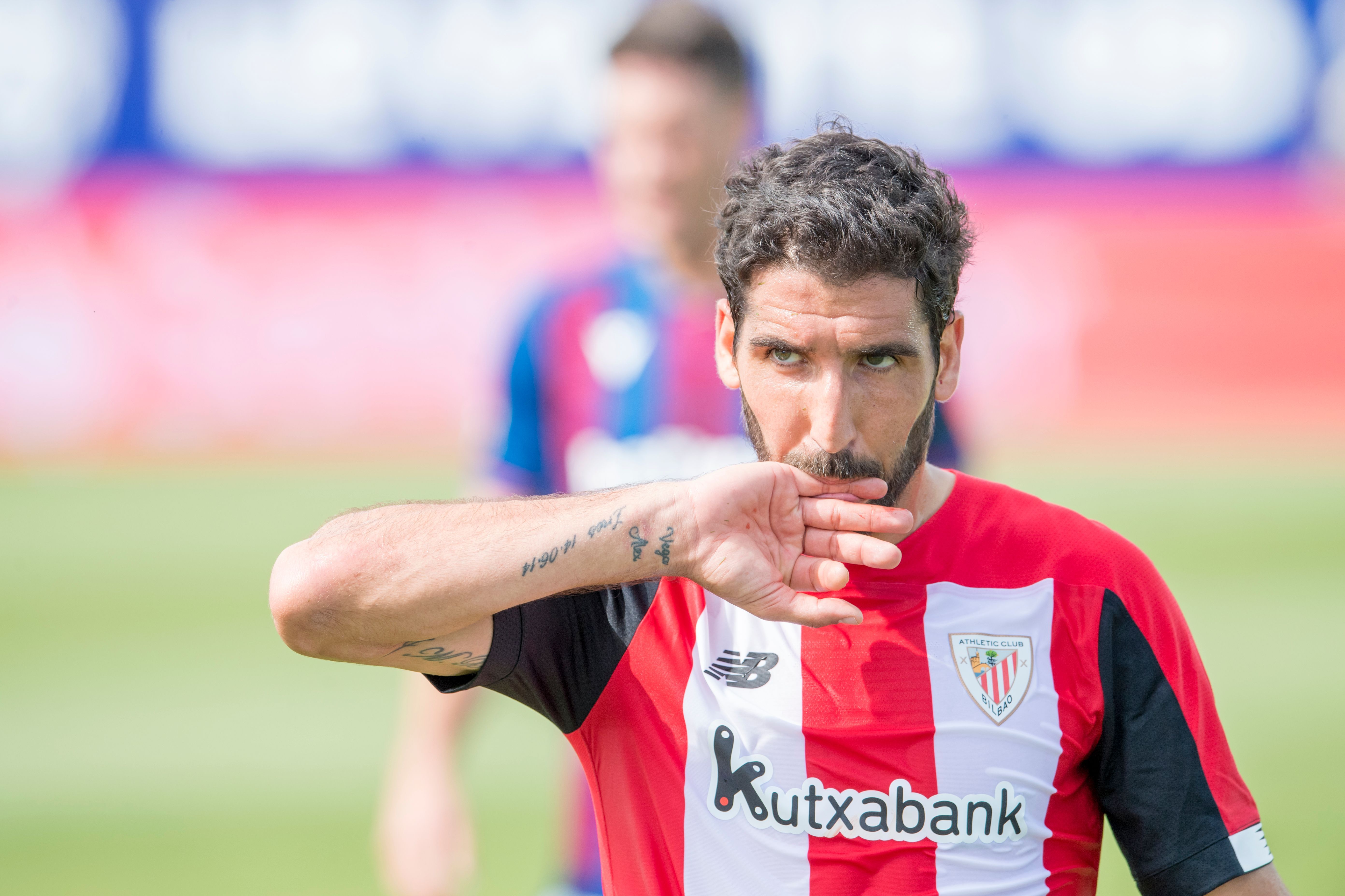 Raúl García se besa el anillo tras marcar un doblete al Levante UD.