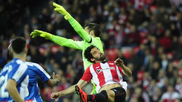  Raúl García batallando por el aire con Diego López.