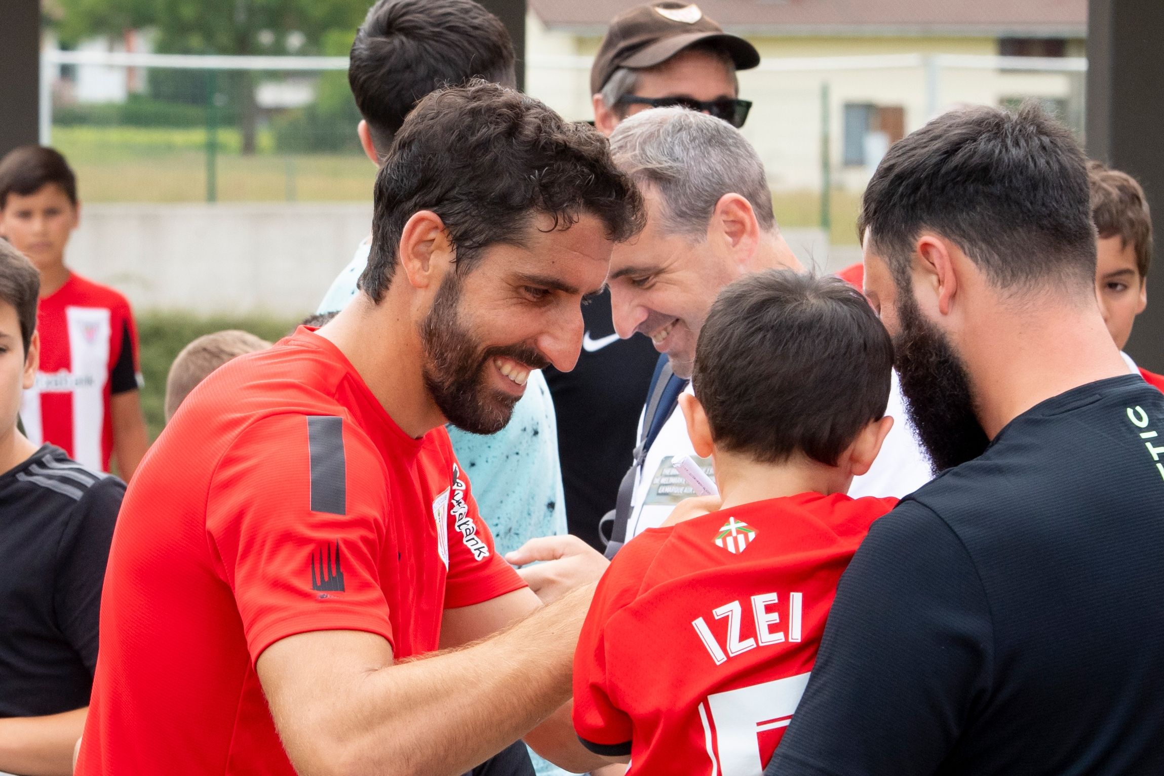 El navarro Raúl García firmando autógrafos a los chavales en Lezama.
